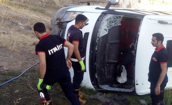 Gürpınar’da minibüs devrildi