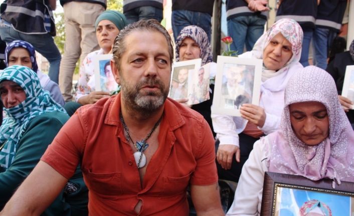 HDP önünde eylem yapan annelere sanatçı Bora Gencer’den destek ziyareti