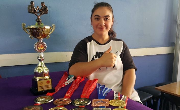 İlçenin ilk ve tek kadın milli bilek güreşçisinin hedefi dünya şampiyonluğu