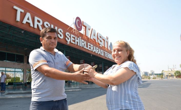 Kaybettiği kaplumbağasına 4 gün sonra kavuştu, mutluluktan uçtu