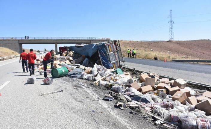 Kaza yapan tırın dorsesindeki gıda maddeleri yola saçıldı: 1 yaralı