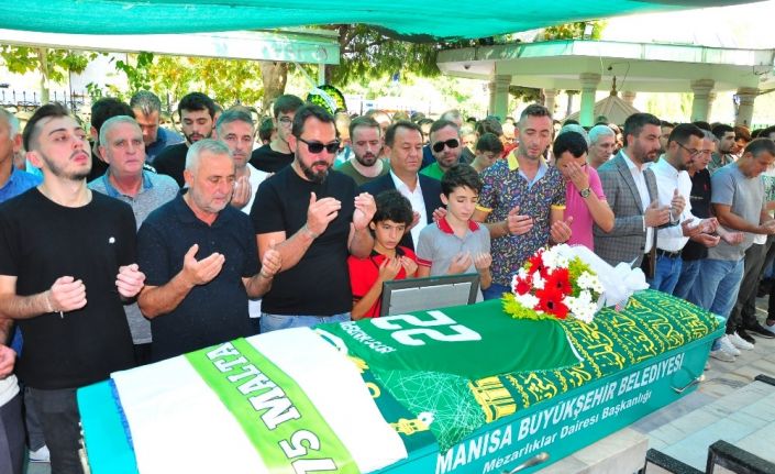Kazada ölen genç futbolcu formasıyla defnedildi