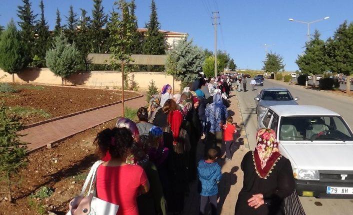 Kilis’te 9 aylık iş için uzun kuyruklar oluştu