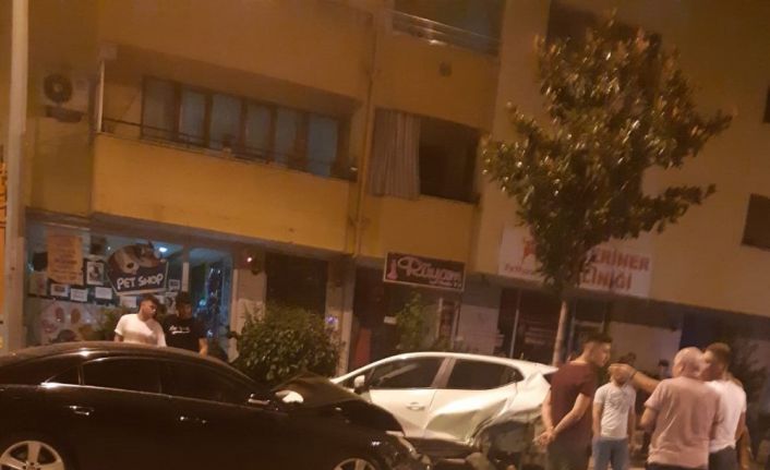 Kontrolden çıkan otomobil 11 araca birden çarptı