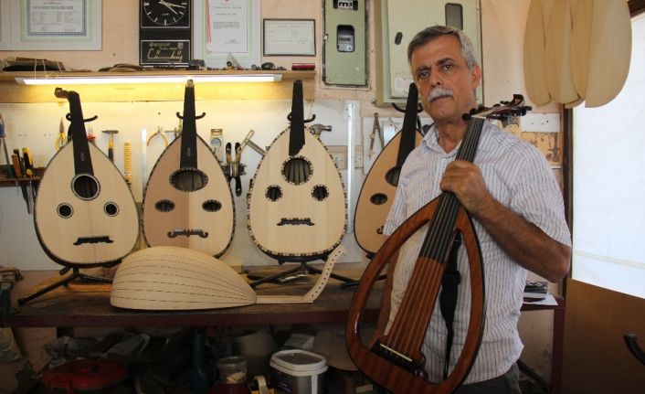 Küçük atölyesinde ürettiği udlar, dünyanın dört bir yanında kulakların pasını siliyor