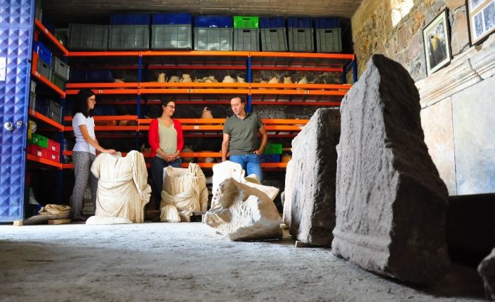 Manisa’da 2 bin 200 yıllık tanrıça heykeli sergileneceği günü bekliyor