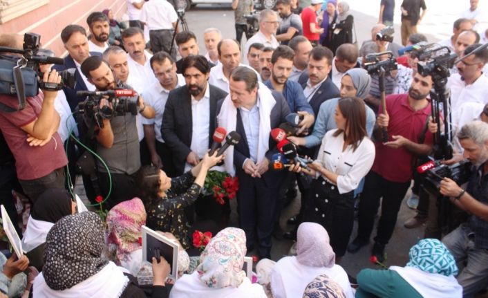 Memur-Sen Genel Başkanı Ali Yalçın’dan, HDP önünde eylem yapan ailelere destek