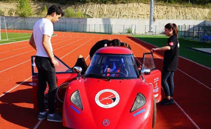 Öğrenciler, kafede boş oturmaktan sıkıldı 1 TL ile 100 kilometre gidebilen araç üretti