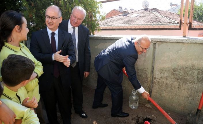 Okul bahçesine gül diktiler