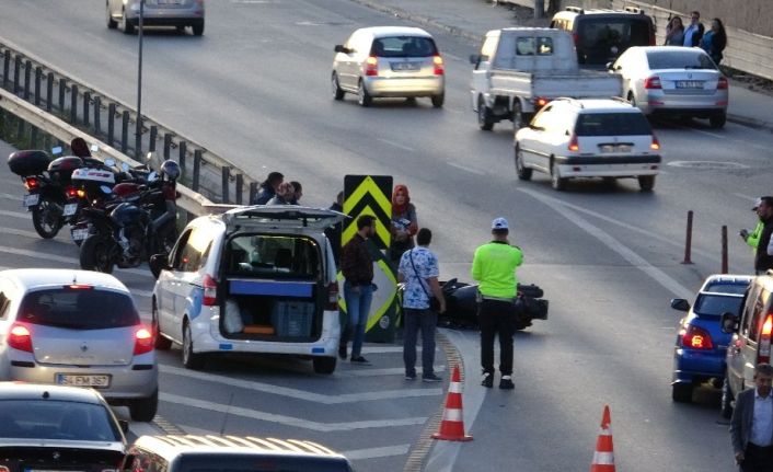 (Özel) Eşinin kullandığı motosiklete otomobil çarptı, genç kadın "motosikletleri yolda fark edin" diye isyan etti