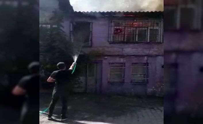 (ÖZEL) Fatih’te alev alev yanan binaya bahçe hortumuyla müdahale etti
