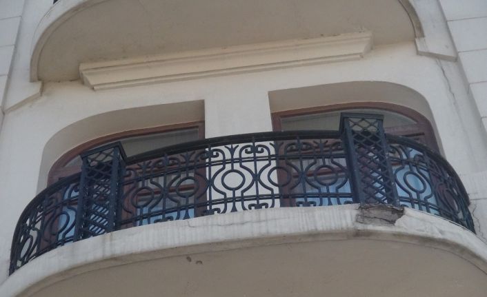 (Özel) Taksim’de bir binadan kopan parça yoldan geçen turistin üzerine düştü