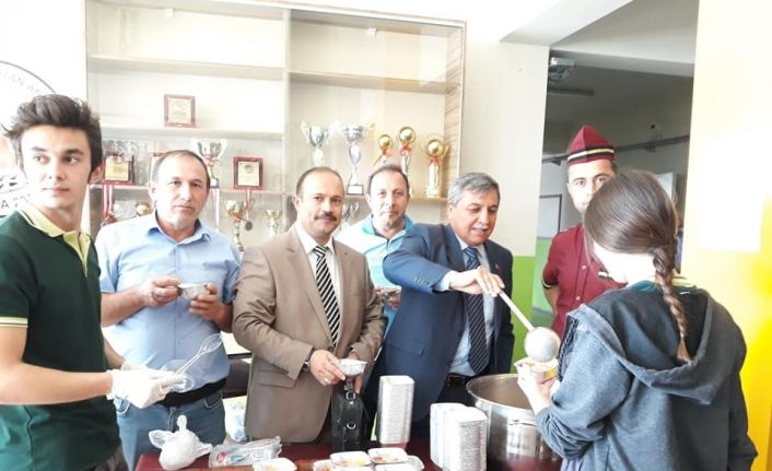 Şehit Süleyman Turan Anadolu Lisesi öğrencilerinin aşure etkinliği