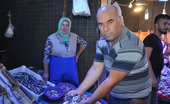 Simav balık pazarındaki tezgâhlar doldu, ancak fiyatlarda beklenen düşüş görülmedi