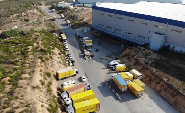 Şüpheli toz paniği yaşanan posta dağıtım merkezi havadan görüntülendi