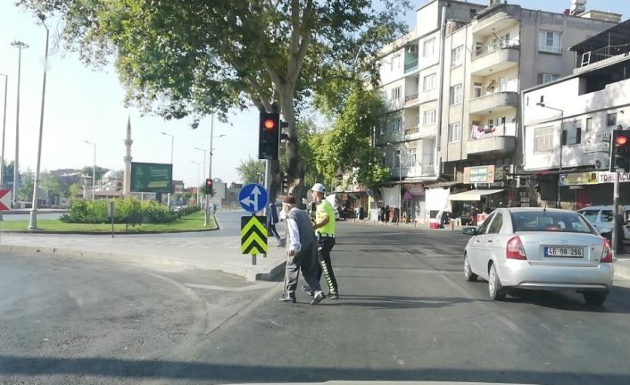 Trafik polisinden örnek davranış