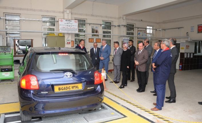 Türkiye’nin ilk ve tek oto test ve ekspertiz eğitimi veren okulu Bigadiç’te