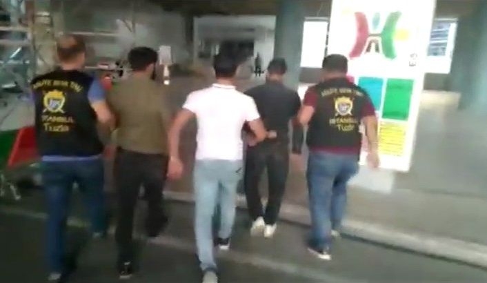 Tuzla’da gümüş tespih gaspçıları yakalandı