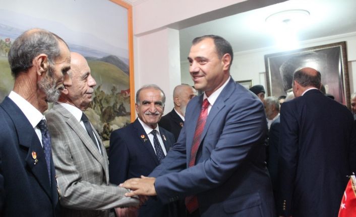 Vali Kaldırım ve protokol üyeleri gazilerle bir araya geldi