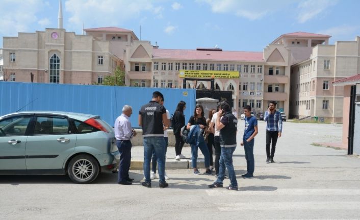 Van polisi, okul çevreleri, yaya geçitleri ve okul servis araçları denetledi