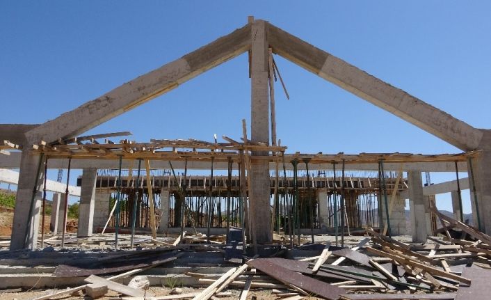 Yarım kalan külliye inşaatı MHP, AK Parti ve CHP’yi karşı karşıya getirdi