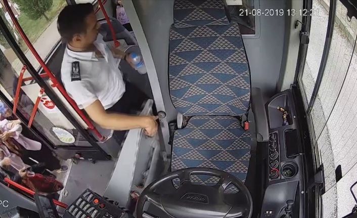 Yol kenarında fenalık geçiren kadının yardımına otobüs şoförü koştu