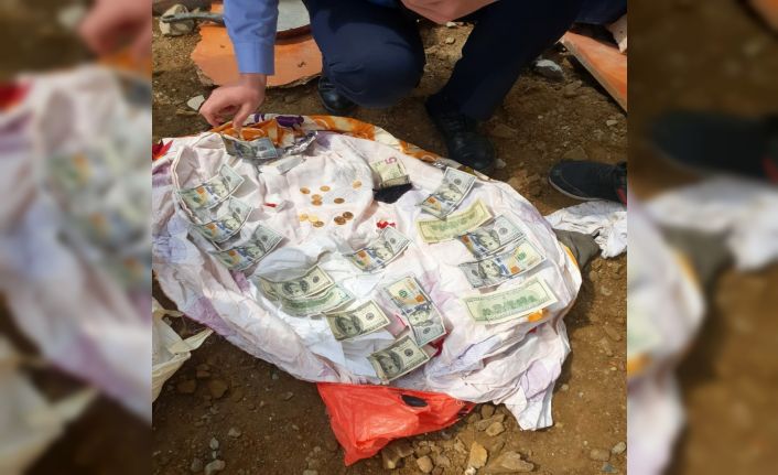 4 katlı binanın enkazında kalan ziynet eşyaları ve paralar sahibine teslim edildi