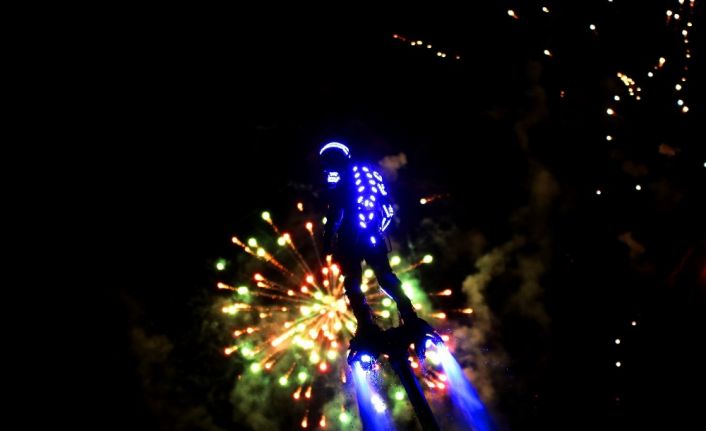 Adana’da ışık, havai fişek ve flyboard gösterisi