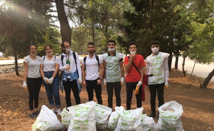 AHBAP Gönüllüleri çevre temizliği yaptı