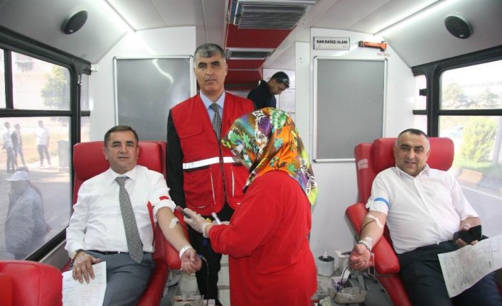 AK Partililer ’Kan ver Hayat Kurtar’ kampanyasına katıldılar