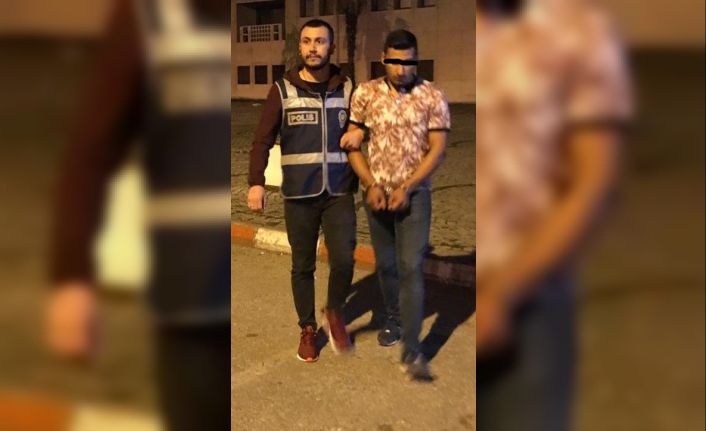 Aranan genç suç aletiyle yakalandı