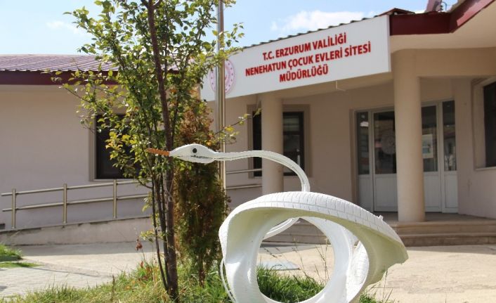 Aşçı Şaban Usta araba lastiklerinden sanat eseri yapıyor