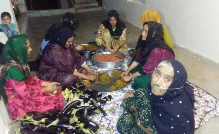 Barış Pınarı Harekatı’na katılan askerler için yemek yapıyorlar