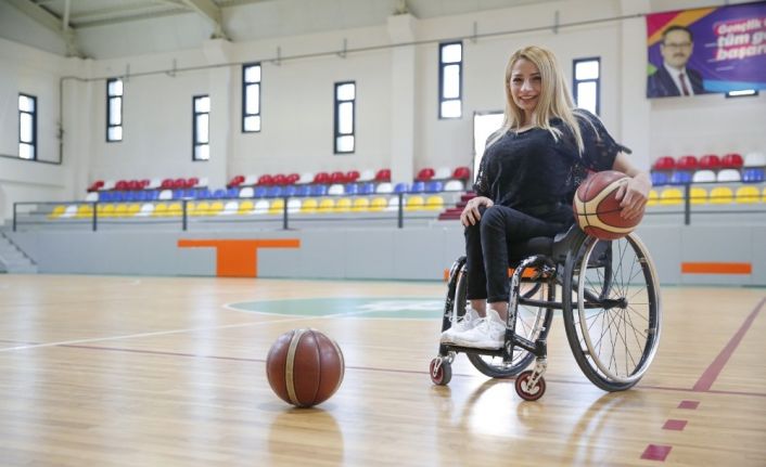 Başakşehirli Latife Selin Şahin, Avrupa’da forma giyecek ilk Türk kadın basketbolcu oldu