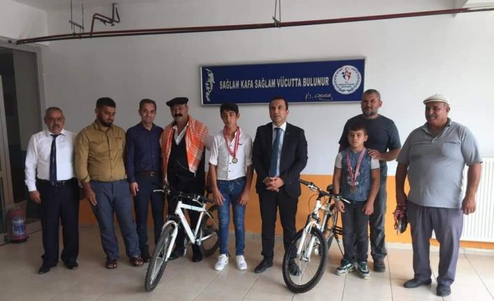 Başarılı minik pehlivanlara bisiklet hediye edildi