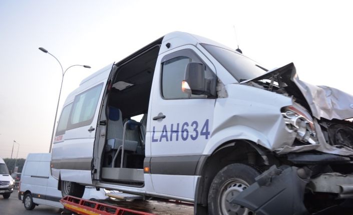 Basın Ekspres Yolunda servis aracı otomobile çarptı: 1 ağır yaralı