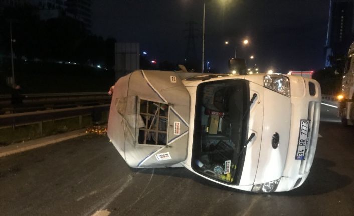 Basın Ekspress’te sebze yüklü kamyonet yola devrildi: 2 yaralı