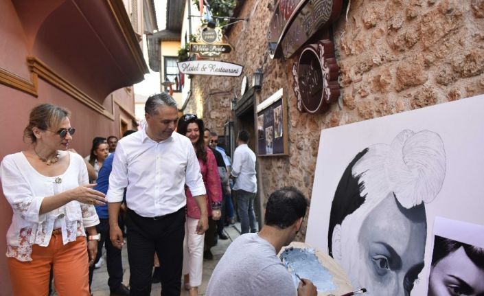 Başkan Uysal, heyetlerle beraber Kaleiçi’ni gezdi