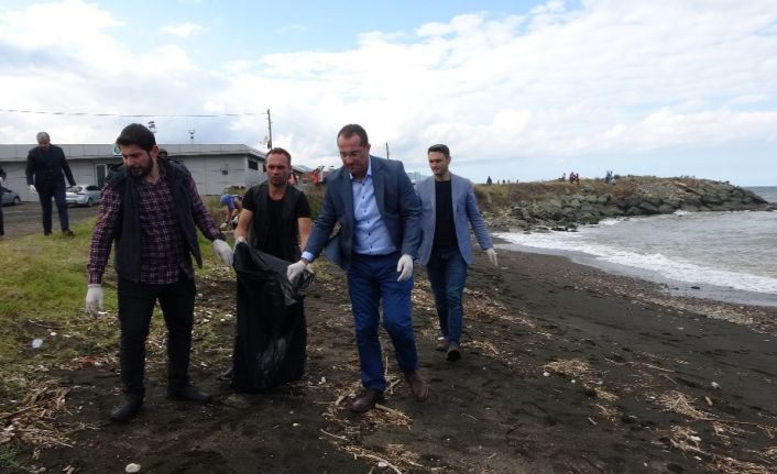 Belediye başkanı eldivenleri giydi, sahili çöplerden temizledi