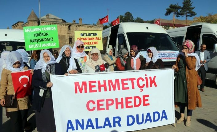 Bitlisli kadınlar, annelere destek için Diyarbakır’a gitti