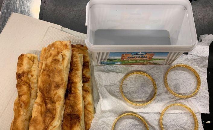 Böreklerin içine altın gizledi, polise yakalandı