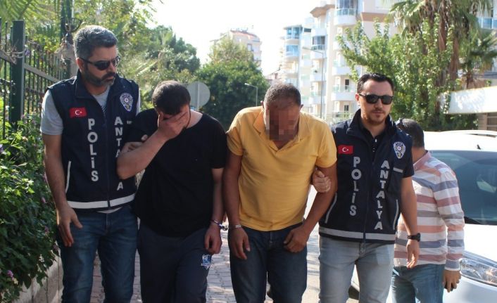 Çoraplı soyguncular kuyumcuyu borçları için soymuş