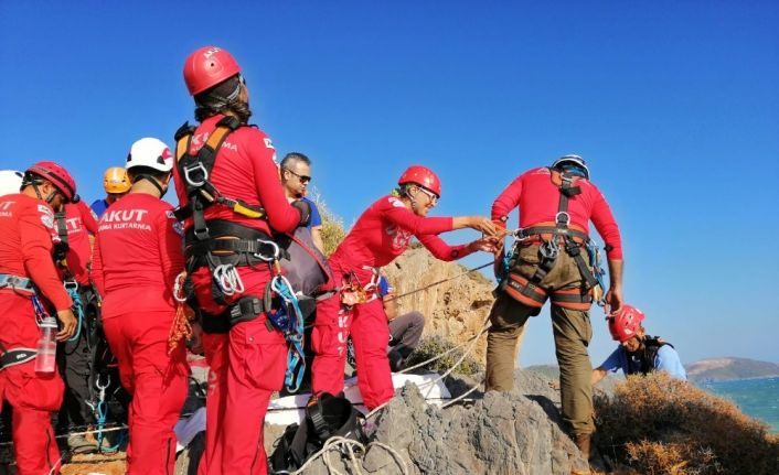 Deniz seviyesi yükselince mağarada mahsur kalan 2 kişi ortak operasyonla kurtarıldı