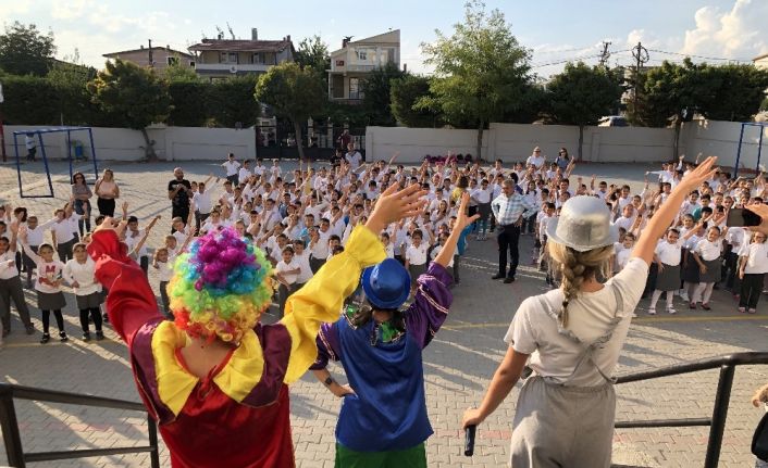 Depremde okulları hasar gördüğü için başka okula geçen öğrencilere moral etkinliği