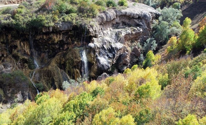 Dipsizgöl şelalesi büyülüyor