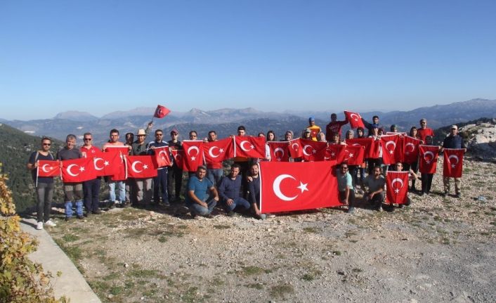 Doğaseverlerden Mehmetçiğe destek tırmanışı