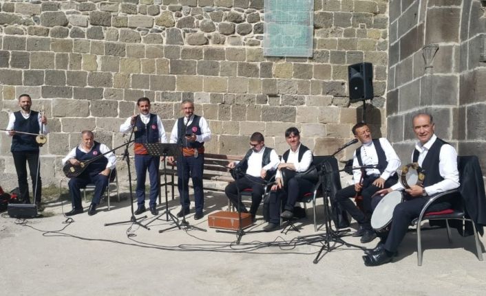 Erzurumlu sanatçıdan Barış Pınarı için özel beste