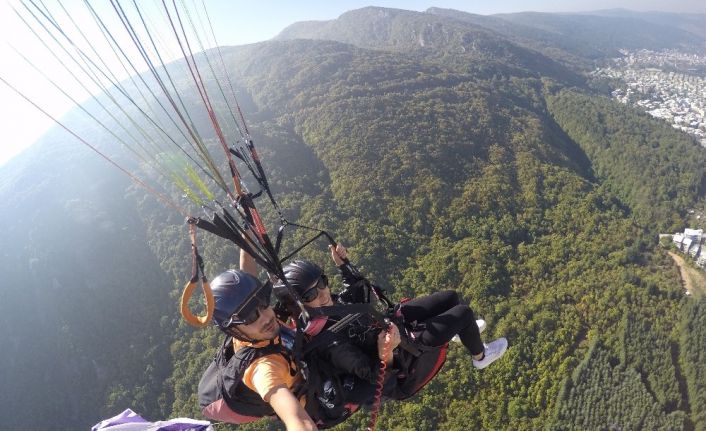Eşinden boşanmasını paraşütle atlayarak kutladı