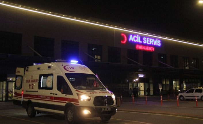 Eşine sokak ortasında satırla saldıran şahsı vatandaşlar linç etmek istedi