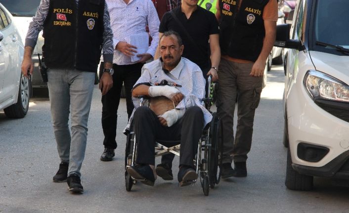 Eski eşini satırla yaralayan şahıs adliyede